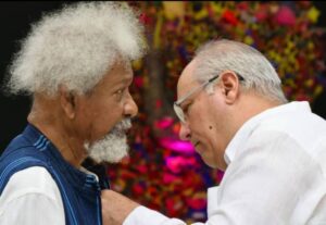 Cuba-president-decorating-Wole-Soyinka-1045×721